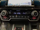 オートエアコンは左右席で独立温度コントロールが可能です。運転席はキンキンに冷やして助手席はマイルドにと言った設定が可能です☆暑さ寒さでケンカすることもなくなりますね♪
