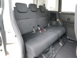 リアシートも厚く、長時間の移動もらくらくです!車種によってはラゲージスペースやトランクへのアクセスも可能!乗り心地・使い勝手共に充実です!!
