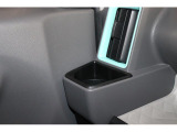 前席のカップホルダーはココの位置です♪助手席の方の分も同じところにありますよ♪