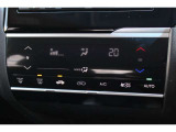 フルオートエアコンを装備。車内の温度設定だけでなく空気清浄や脱臭などの効果を発揮して車内は快適空間♪