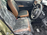 乗り心地の良いフロントシートです。足回りも広々としておりますので、長時間の運転も疲れづらいですよ。