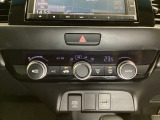 オートエアコンがついてますので、お好みの温度をセットするだけで風の強さや風量を自動で調整します。スイッチやダイヤル類も簡単操作で快適に過ごせます。