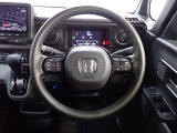ハンドル左側にはオーディオ操作が出来るオーディオリモートコントロールスイッチ、右側にはHonda SENSINGとオートクルーズコントロールのスイッチを装備!