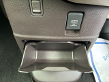 足元には便利なセンターロアボックスを設置。車内を整理しやすく、使い勝手の良さが魅力です。