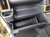 運転席まわりには収納スペースが充実。置いたりしまったりてが届きやすい収納。車内もスッキリ片付きます。