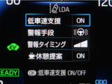 レーンディパーチャーアラートとは車線、又は走路からの逸脱の可能性を警告すると共に、車線、又は走路からの逸脱を避けるためのハンドル操作の一部を支援する機能です。詳細は販売店スタッフまでお尋ね下さい。