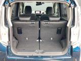 後部座席に座れる状態でも荷室はこれだけの広さがあるのでお出かけやお買い物にも重宝します。ついつい買い物しすぎても安心ですね♪