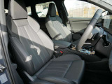 (運転席/助手席)長時間のドライブでも疲れにくい少し固めのシートです。全車標準でサイドエアバッグを標準装備しております。