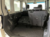 バックドアを上げた状態です。シートのアレンジ次第で荷室のスペースが広くなります!用途に合わせて快適な室内を!
