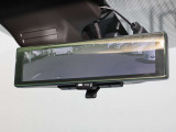 車両後方を映し出します・スマートルームミラー装備です。