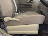 内装は目立つ汚れやシミ等無く、綺麗な状態です。走行距離も少ないのでシートのへたり等ございません。