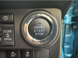 エンジンスタートボタンです。キーが車内にあれば、エンジンの始動・停止はブレーキを踏んでスイッチを押すだけ!キーを取り出す手間を省き、ワンプッシュでエンジンを操作するので簡単でスムーズです。