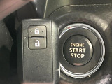 【キーレススタートシステム】カバンやポケットに入れたままでもドアの施錠・解錠が可能なスマートキーを装備。エンジンのオン・オフ時もカギを取り出す必要が無いからとっても便利です♪