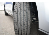 右前タイヤ 新品タイヤ交換済 ダンロップ:グラントレックPT5!タイヤパンク保証プログラム販売中!もしもの時にタイヤ4本新品交換!詳細はスタッフまで!※ホイールロックナットは展示用です。