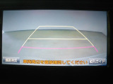 バックモニター付き。車両後方の映像がナビ画面に表示されるので、車庫入れが苦手な人も安心です。ただし、目視確認もお忘れなくお願いいたします。