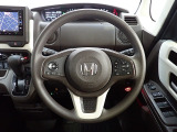 ハンドル左側にはオーディオ操作が出来るオーディオリモートコントロールスイッチ、右側にはHonda SENSINGとオートクルーズコントロールのスイッチを装備!