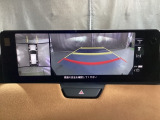 狭い場所での駐車やすれ違いなどでより的確な運転操作に役立つ360&deg;ビューモニターが装備されています。