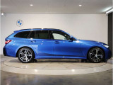 【BMWの伝統-3】BMWのお車は、&ldquo;駆け抜ける歓び&rdquo;を体現しております。走行の安定性とコーナリングの良さを追求し、思い通りにハンドルの操作可能です。