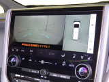 パノラミックビューモニターシステムが付いているので車の上から見た映像が確認できますよ。 一目で車両周辺の情報を確認できますが、直接安全をご確認下さい。