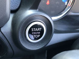 ステアリング左に備えたプッシュスターター。エンジンスタートもドアのロックも指先一つでワンタッチ