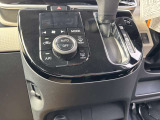 インパネ中央部にシフトレバーが設置されているので、足元が広々していて快適です★