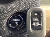 【Hondaスマートキー】カバンやポケットに入れたままでもドアの施錠・解錠が可能なスマートキーを装備。エンジンのオン・オフ時もカギを取り出す必要が無いからとっても便利です♪