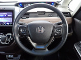 ハンドル左側にはオーディオ操作が出来るオーディオリモートコントロールスイッチ、右側にはHonda SENSINGとオートクルーズコントロールのスイッチを装備!