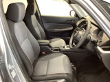 【前席】充分な広さを確保した、快適な前席!インテリアカラーも落ち着いたお色です♪センターアームレストも付いて、リラックスした姿勢で運転していただけます♪