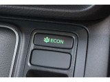 エンジンやエアコンといったクルマ全体の動きを燃費優先で自動制御するECONモード。空調など快適性を優先したいときはスイッチを押してOFFにできます。