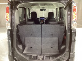 リアシートを使用していても、しっかり積めるワイドなトランクスペース!