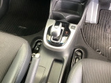 シンプルでとても使いやすいフロアシフトに、パーキングブレーキはハンドタイプのサイドブレーキです。