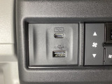 エアコン操作パネルの左側に、スマートフォンなどの充電可能なUSB端子と、音源などの外部入力の可能なUSB端子がついています。移動中に充電もできるので便利です。