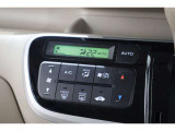 フルオートエアコンが装備されています!お好みの温度設定をするだけでエアコンの風量やモードの切り替えを自動でコントロールしてくれます!ユーザーの操作が少なく燃費走行にもつながります!