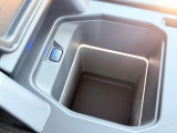 【フロントセンターコンソールクーラーボックス】500mlのボトルが4本収納でき、温度を5度に保つことが出来るようになっております。旅行などのお出かけの際に重宝しますね♪
