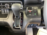 シフトはインパネシフト、パーキングブレーキは電子制御となっています。