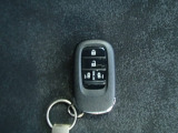 スマートキー付!キーを取り出さなくてもドアロックの施錠・開錠、エンジンの始動が出来ます!雨の日や荷物の多い日にとても便利ですね♪