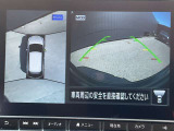 アラウンドビューモニターです。上空からお車の周りを見る感覚で表示されますので、車庫入れも簡単
