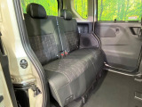 後部座席も気になるようなキズ・汚れやへたり等、大きなダメージはなく、良好な状態です。