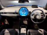 MINIの内装はとにかく『円』に拘ったデザインコンセプトが一目で伝わってきます。これほど円形に拘った車は他に御座いません。伝統のデザイン、トグルスイッチなど遊び心のある内装で御座います。
