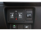 リアは両側パワースライドドアで開閉には運転席のスイッチ、もしくはスライドドアのドアハンドルを軽く引くだけで自動開閉します。