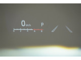 運転手の目の前のガラスにスピードメーター等を表示してくれるヘッドアップディスプレイ。視線の移動が少なくてすむので運転に集中できます。