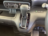 自然に手が届き、操作性の良いインパネシフトに、パーキングブレーキは、フットブレーキタイプなので、運転席と助手席の間はすっきりしています。