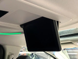 【後席モニター】家族や友人とお出かけする機会が多い方に大人気の後席モニターを装備!見やすい位置に画面がありテレビやDVDの視聴も快適!友達もお子様も、後席にしか乗らなくなるかも??