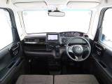 N-BOXの開放的な前方視界。フロントガラスが大きいので運転がしやすく疲れにくいです。また、全ての装備が適正配置されていて操作性に優れています。