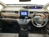 車内は光触媒抗菌消臭施工済です。インパネ周りはスタイリッシュなデザインで機能や装備も充実しています。グローブボックスやカップホルダーのほかにトレーなどたくさんの収納スペースが付いています。