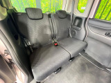 後部座席も気になるようなキズ・汚れやへたり等、大きなダメージはなく、良好な状態です。