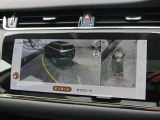 【3Dサラウンドカメラ】周囲の安全確認をアシストする機能です。3D車外ビュー、360&deg;オーバーヘッドビューを 利用して、狭いスペースでも安心、スムーズに運転操作ができます。