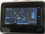 スズキ純正ナビ(KXM-E506W2)が装備されているので、普段の使い勝手もロングドライブも快適です。