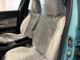 助手席も明るいカラーのシート。冬場でも快適な【シートヒーター】も装備しています!
