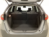 ラゲッジも広く使いやすいトランクは、開口部も広く荷物の積み下ろしもしやすいお車となっております。リアシートの背もたれは6:4の割合で分割して可倒できるので、長いお荷物などを載せることもできます。